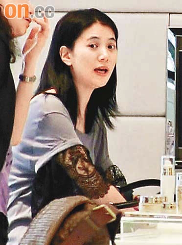 袁詠儀撇老公兒子掃貨見(jiàn)記者拍照即變臉(圖)
